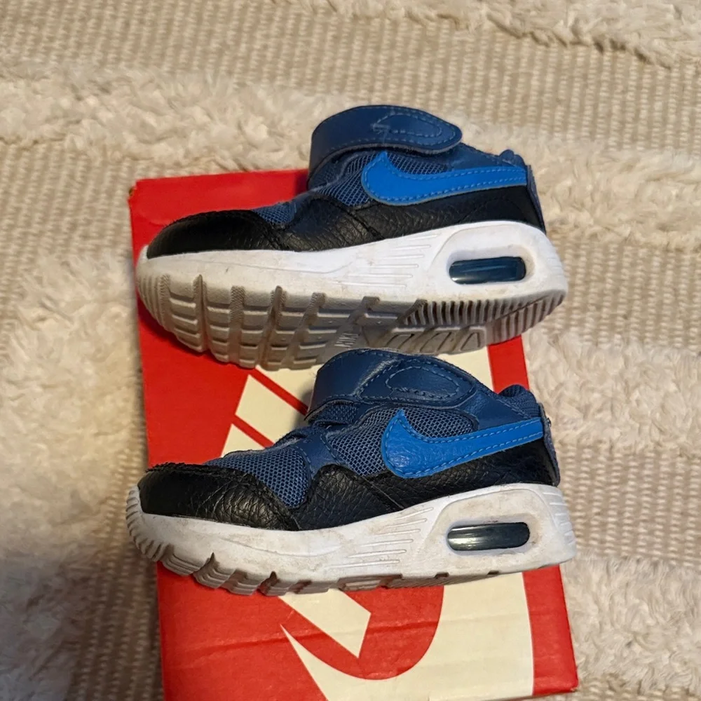 Nike Kids Navy and Black Sneakers - Picture 2 of 5
